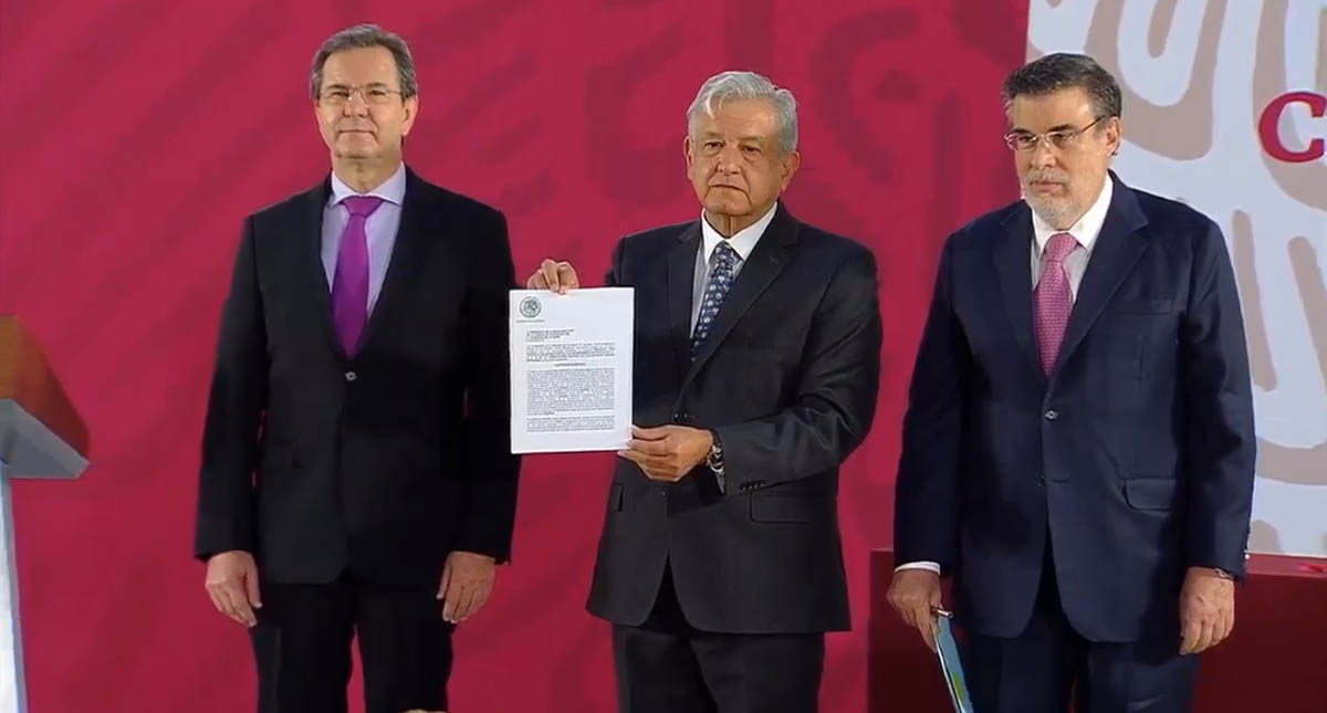 López Obrador firma iniciativa para derogar la Reforma Educativa