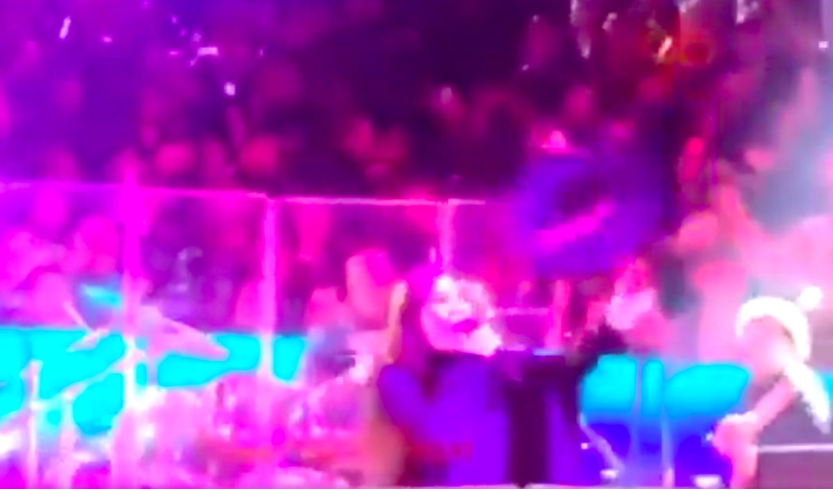 #Video Sombrero golpea a Ana Gabriel en la cara durante concierto
