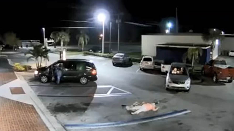 #Video Atropella a anciana tras robarle su bolso en McDonald’s #Video Atropella a anciana tras robarle su bolso en McDonald’s