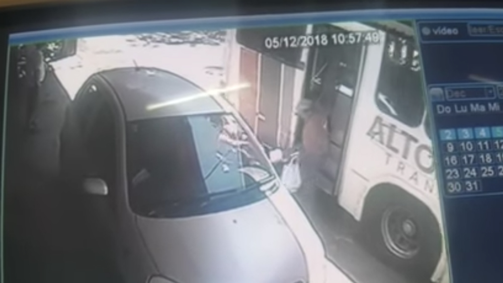 #Video Conductor de autobús acelera y tira a un adulto mayor