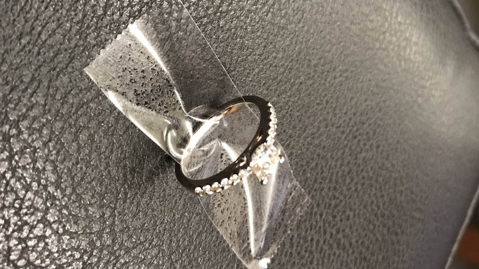 #Viral Tira anillo a la coladera al proponerle matrimonio a su novia - anillo-de-compromiso-recuperado-de-una-alcantarilla-de-times-square