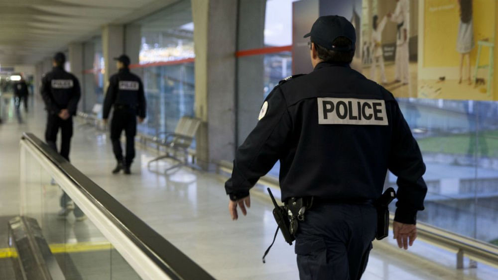 Detienen a hombres con armas falsas en aeropuerto de París