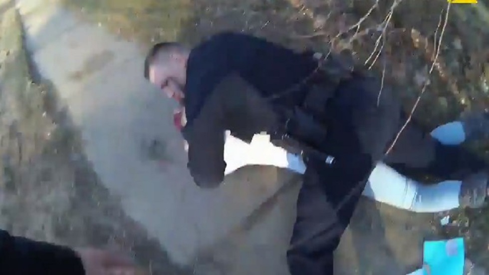 #Video Investigan presunto abuso policial contra adolescente