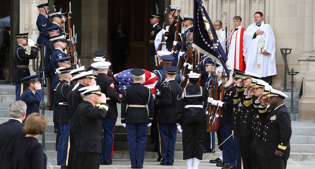 Realizan funeral de Estado de George H. W. Bush - arribo-del-feretro-de-george-hw-bush-a-la-catedral-nacional-de-washington