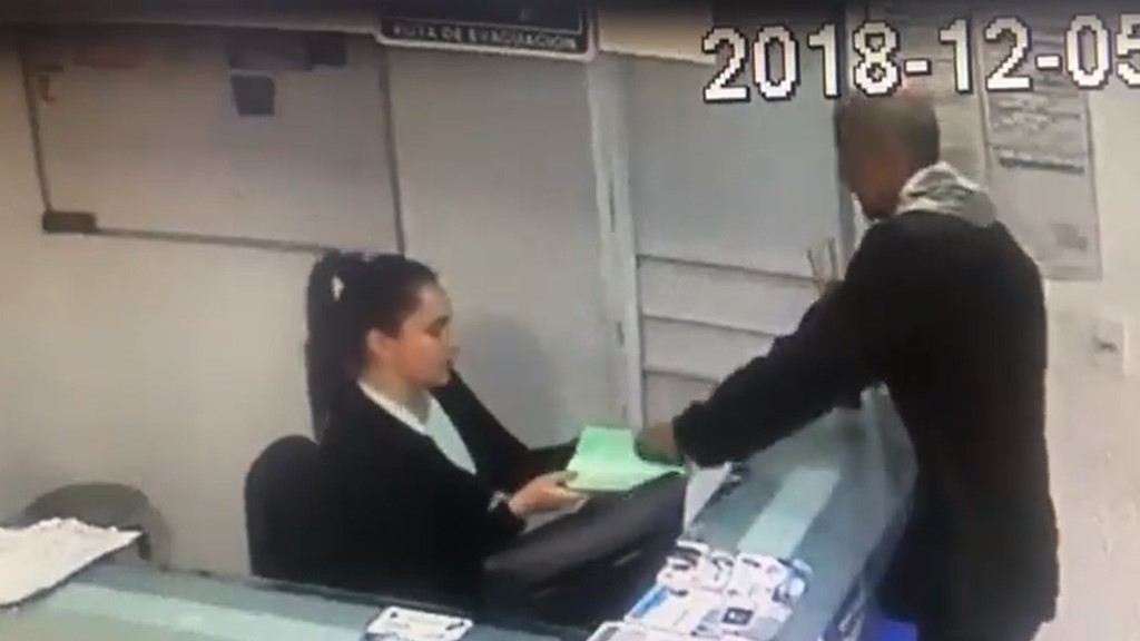 #Video Sujeto roba hasta los aretes de recepcionista en asalto - asalto-en-clinica-de-nezahualcoyotl