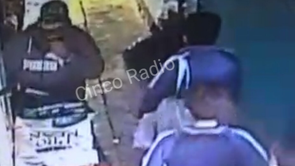 #Video Sujetos armados asaltan mercado en Puebla