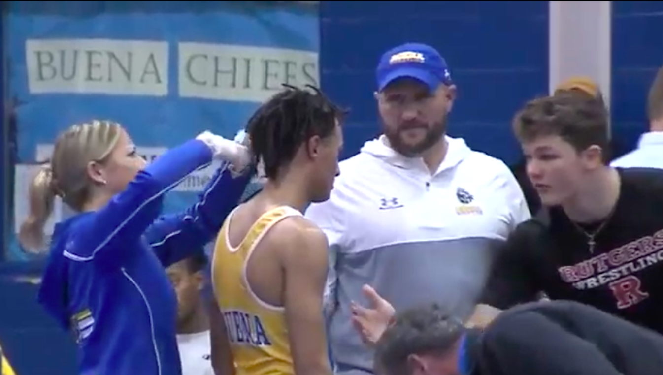 #Video Obligan a atleta a cortarse el cabello para continuar en torneo de lucha #Video Obligan a atleta a cortarse el cabello para continuar en torneo de lucha