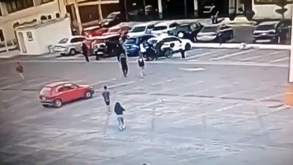 #Video Sujetos golpean a policía en estacionamiento en la GAM