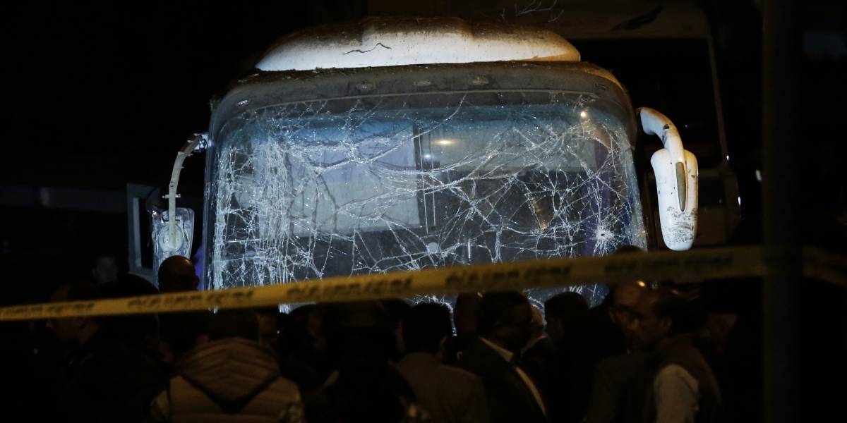 Atentado cerca de las pirámides de Giza deja al menos 3 muertos - atentado-egipto-bomba