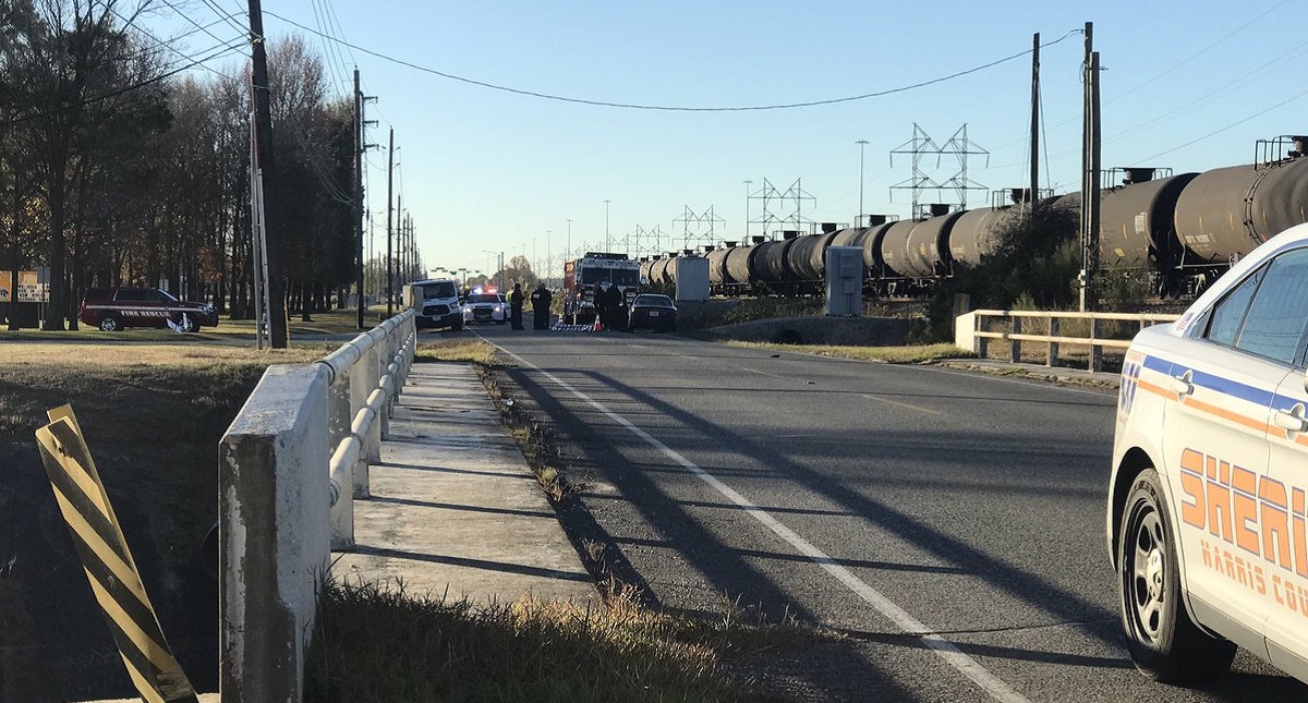Joven en patineta muere al ser arrollado por auto en Houston