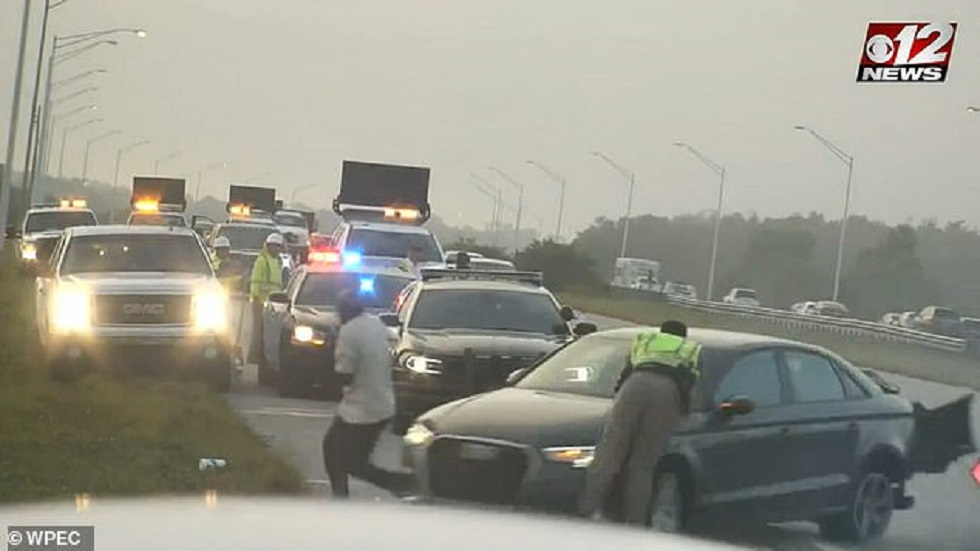 #Video Audi embiste a policía de Florida que atendía accidente - audi-a-punto-de-arrollar-a-oficial-y-anciano