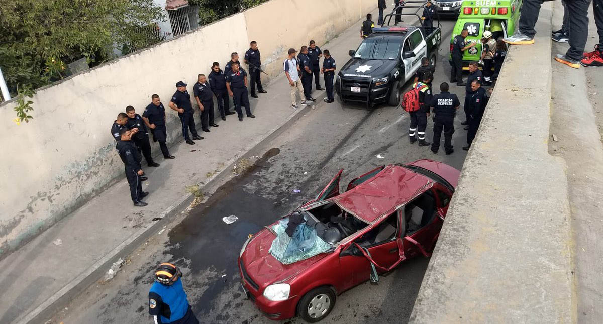 Vehículo cae de puente en Ecatepec