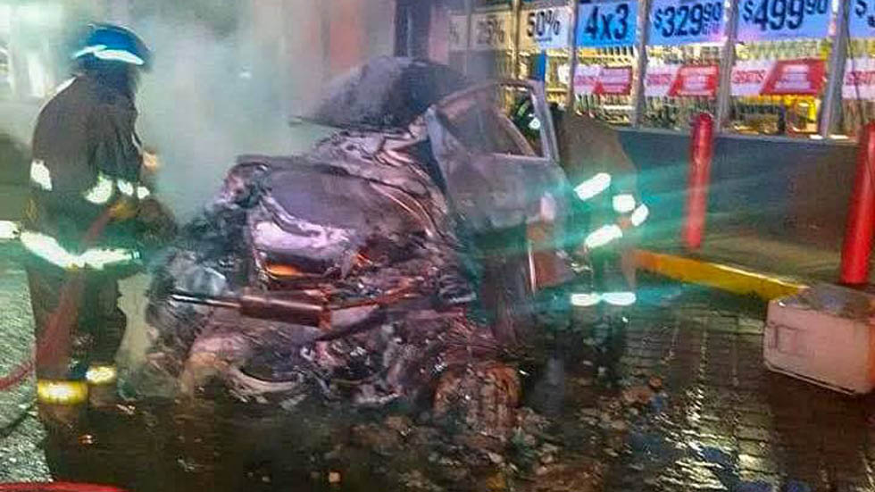 Dos personas mueren calcinadas dentro de auto en Tlalnepantla