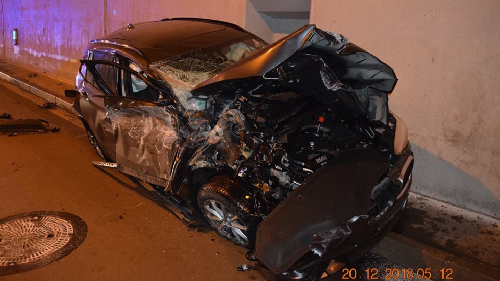 #Video Conductor sale disparado hacia túnel y resulta ileso - auto-destrozado