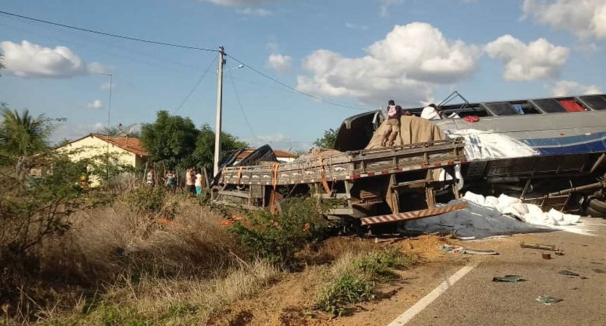 Accidente entre autobús y camión en Brasil deja al menos cinco muertos