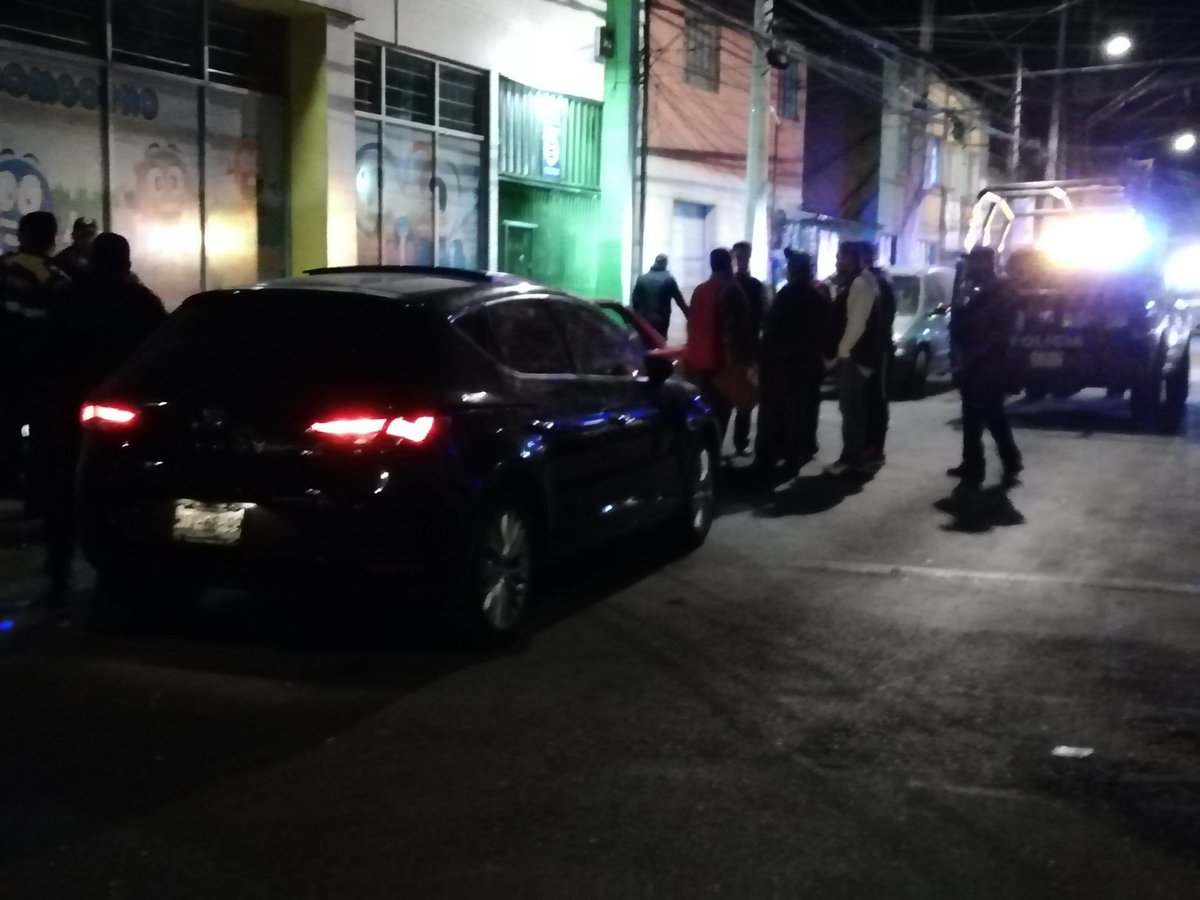 Asesinan a hombre al interior de su automóvil en Azcapotzalco - automovil-muerto