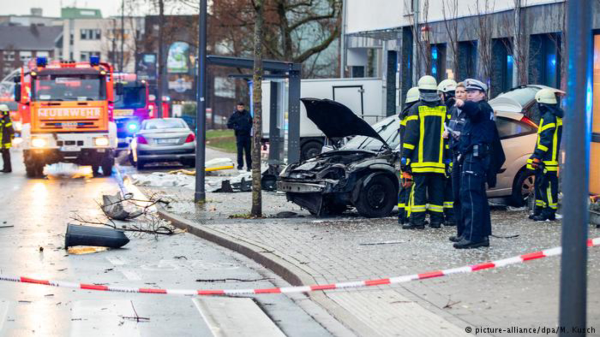 Vehículo arrolla a multitud y choca contra parada de autobús en Alemania