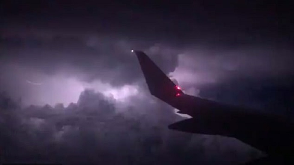 Tormenta atrapa avión y tres pasajeros salen heridos