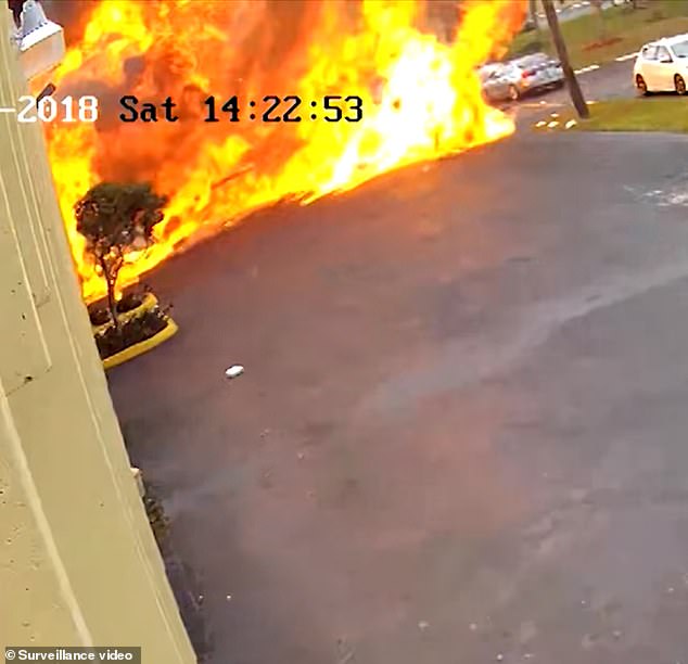 #Video Muere piloto y alumno al impactar avión pequeño contra edificio - avion-ligero-fuego