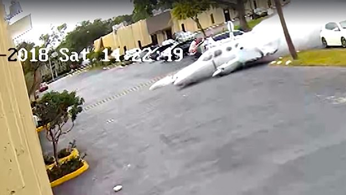#Video Muere piloto y alumno al impactar avión pequeño contra edificio