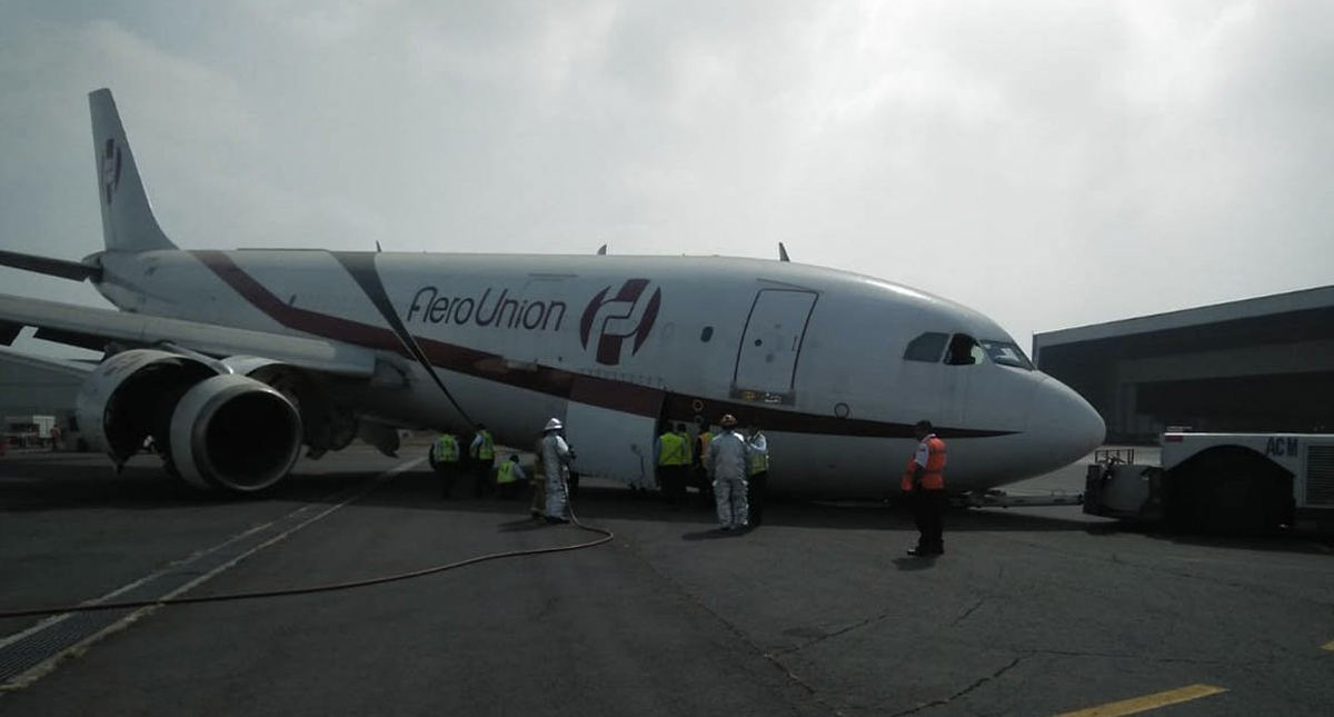 #Video Avión pierde tren de aterrizaje en maniobra de remolque