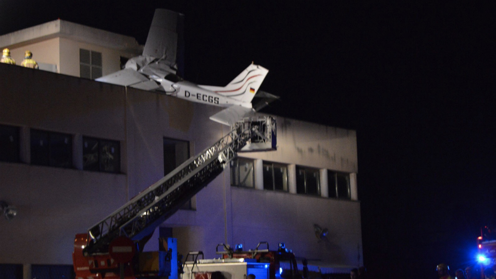 Se estrella avioneta contra edificio en Barcelona; hay dos muertos