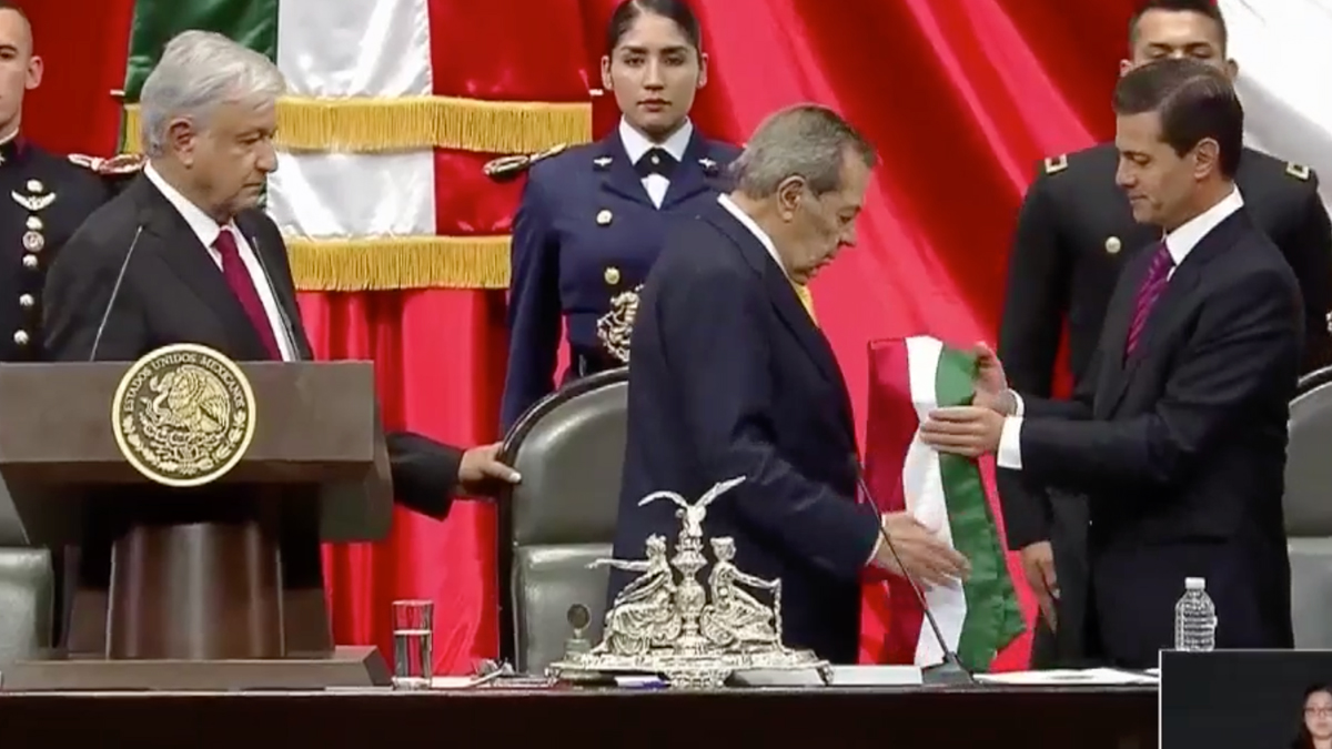 Peña Nieto entrega banda presidencial a López Obrador