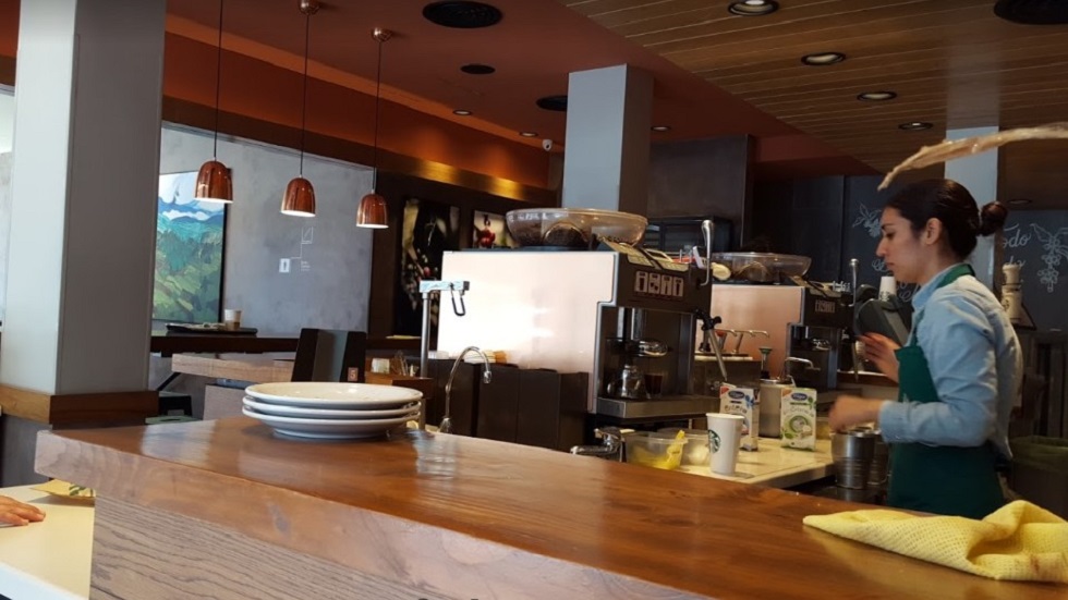 Sentencian a Starbucks a indemnizar a cliente por robo de laptop - barra-de-preparacion-de-cafes-en-starbucks