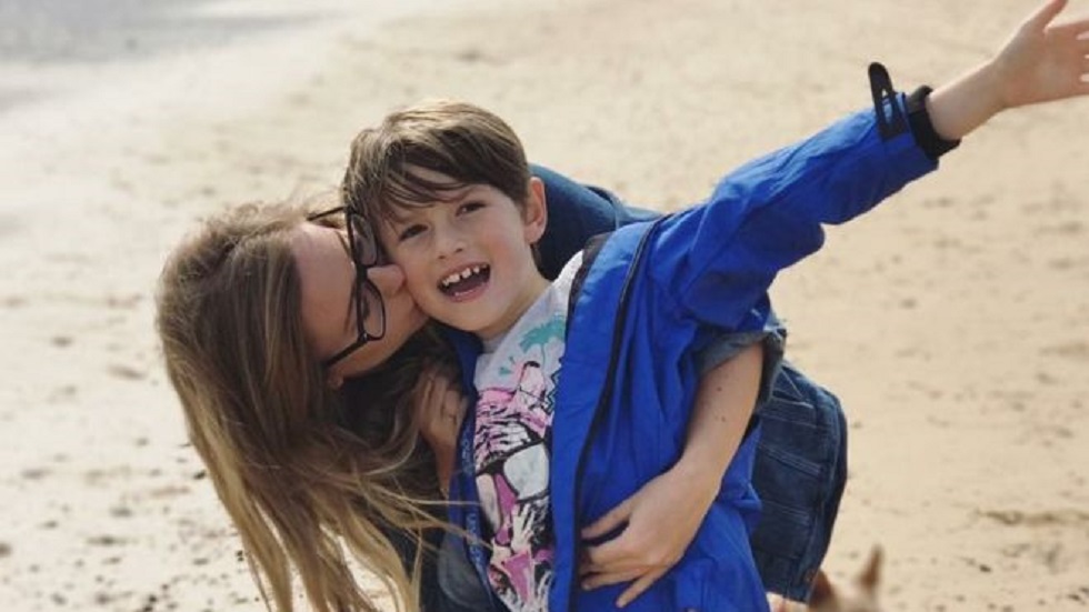 Niño conduce auto de su madre mientras ella sufre un ataque - ben-y-lauren-smith