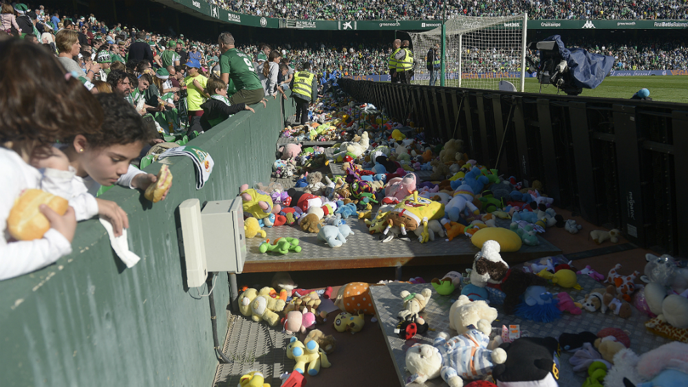 #Video Lluvia de peluches en el estadio del Betis