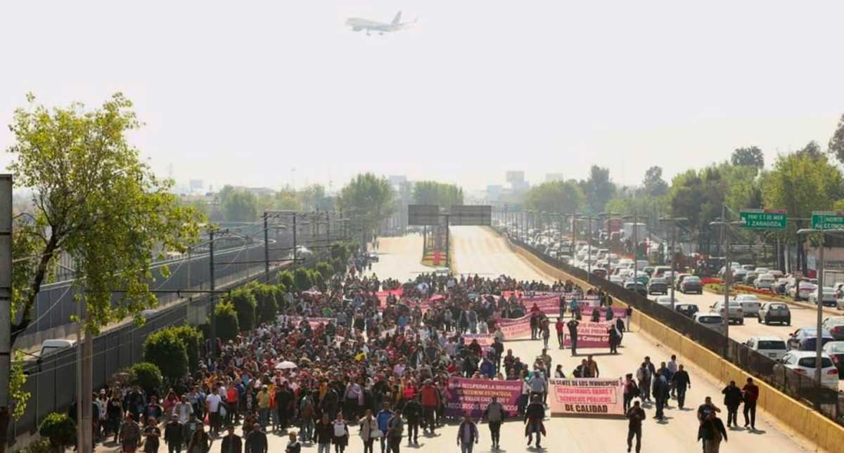 Perredistas bloquean accesos al AICM