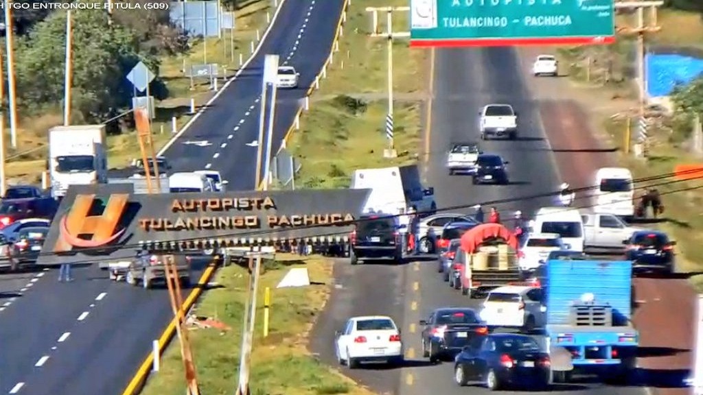 Ex profesores de Hidalgo bloquean 15 puntos carreteros