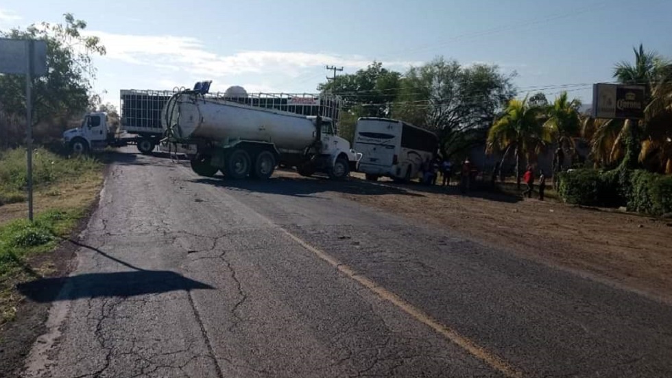 Balaceras provocan bloqueos carreteros en Michoacán