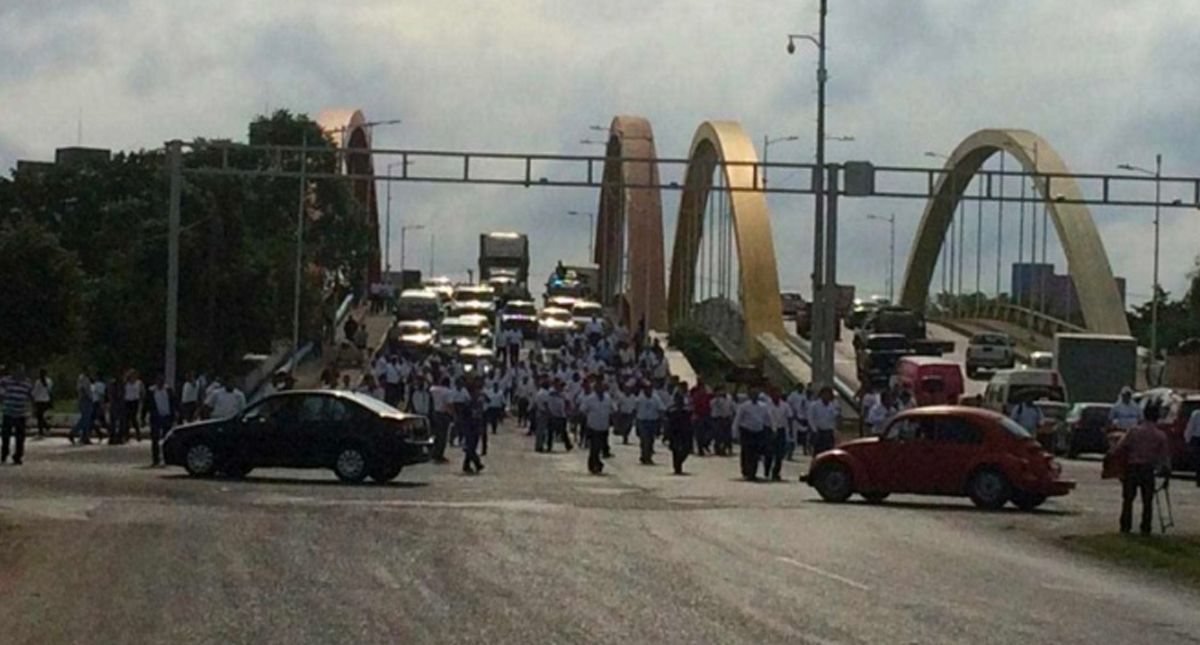 Regresan bloqueos de maestros en Tabasco