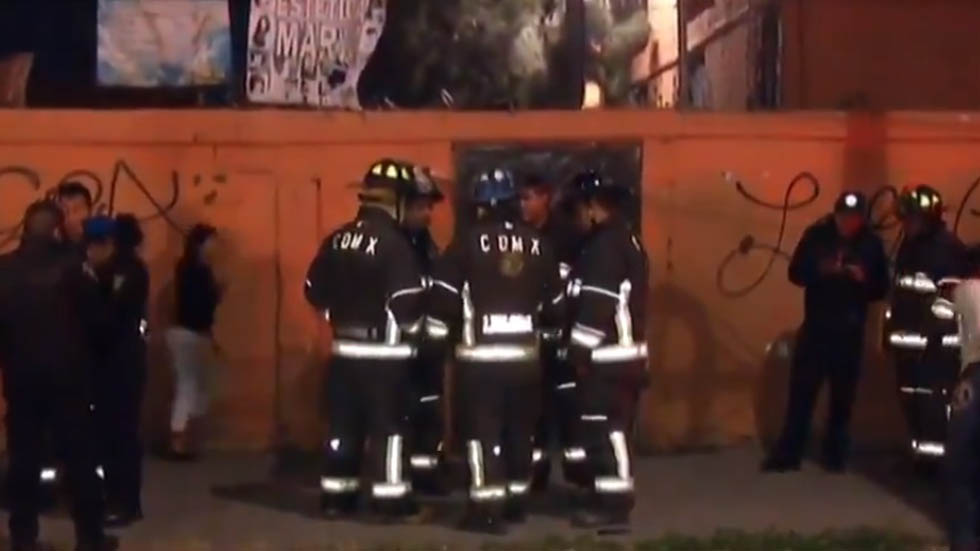 Hombre se prende fuego frente a su esposa e hijos en Iztapalapa - bomberos-afuera-de-la-escena