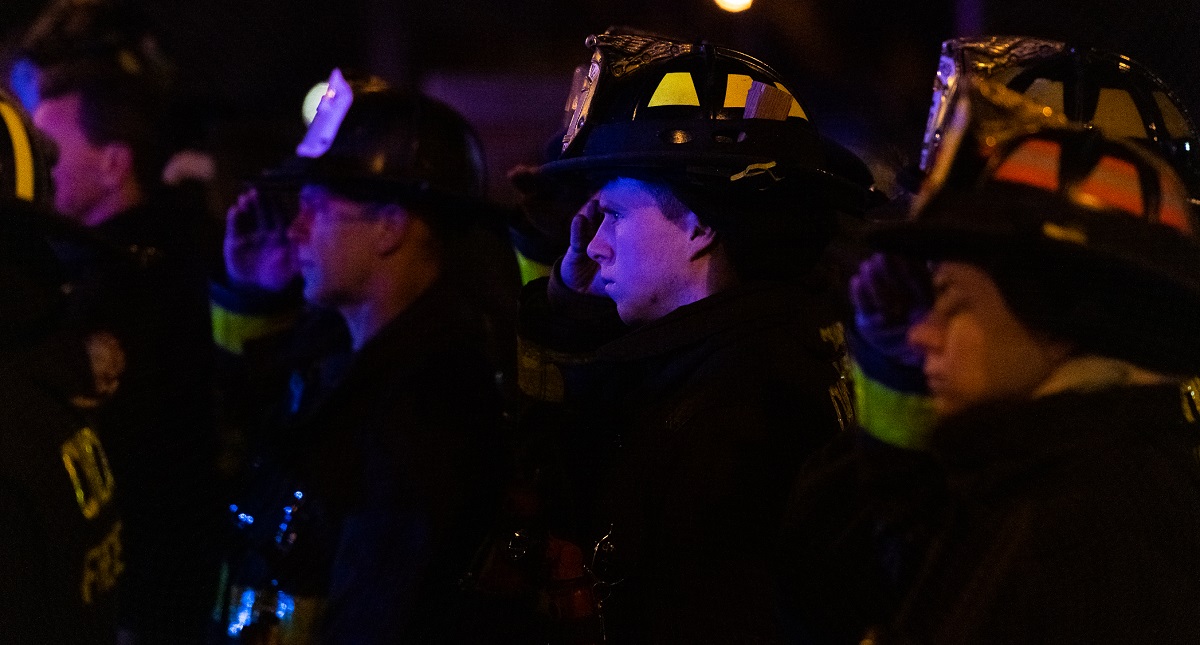 Tren arrolla a policías mientras perseguían a sospechoso en EE.UU. - bomberos-rinden-homenaje-a-policias-arrollados-por-tren