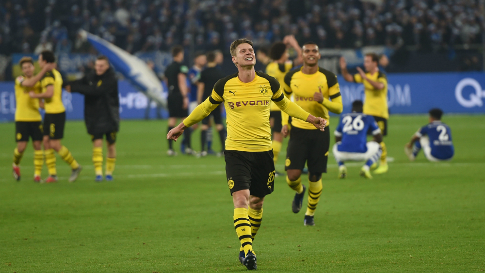Borussia Dortmund gana derbi al Schalke y mantiene brecha con el Bayern