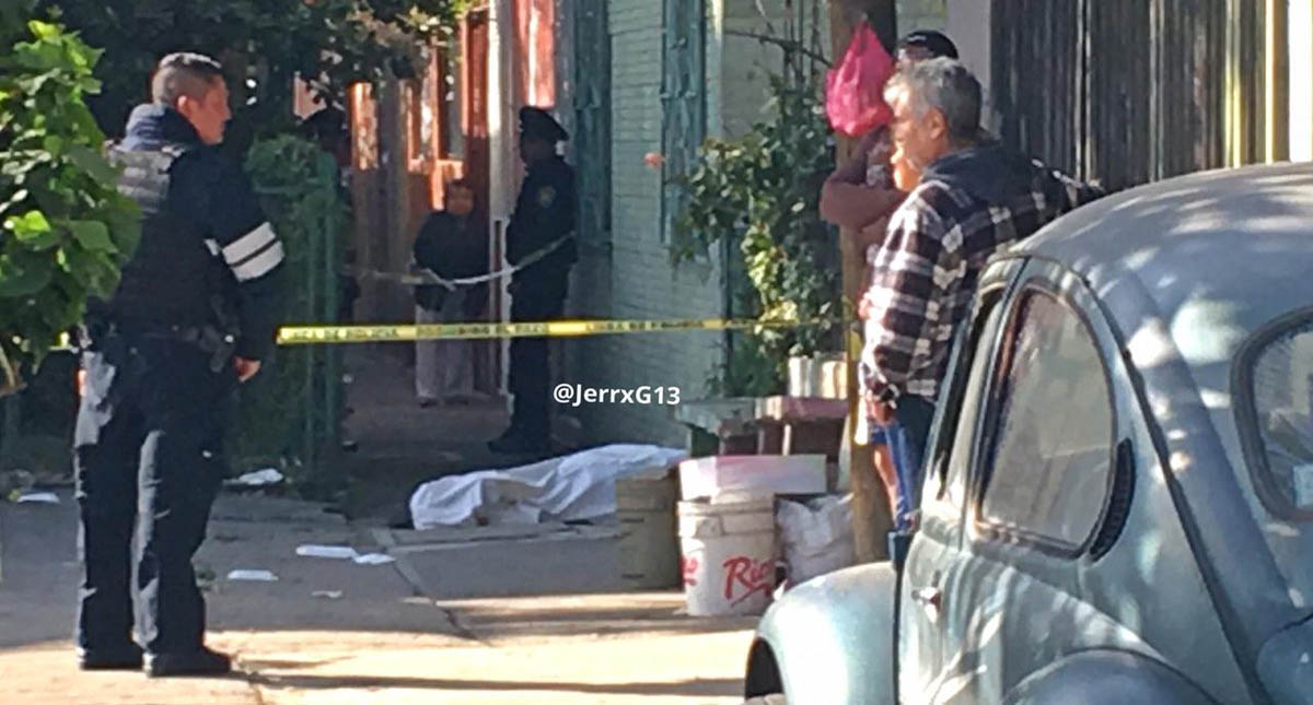 Chofer de microbús muere apuñalado por asaltante en Iztapalapa - cadaver-de-chofer-de-microbus