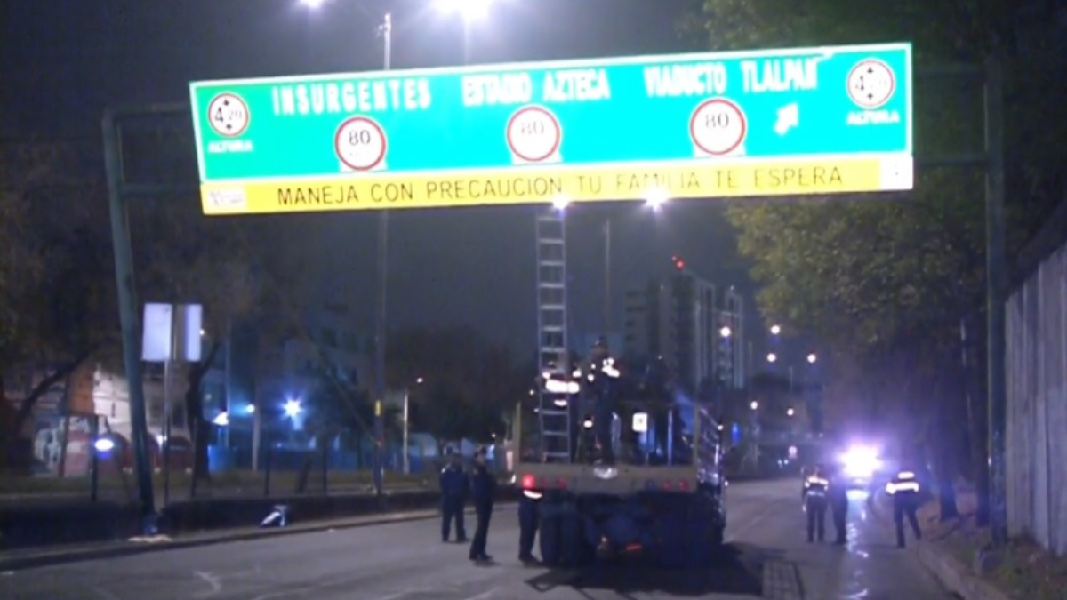 Cae espectacular sobre automóvil en Periférico