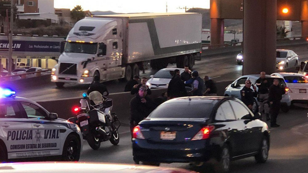 Muere mujer tras caer con sus hijos de puente vehicular en Chihuahua