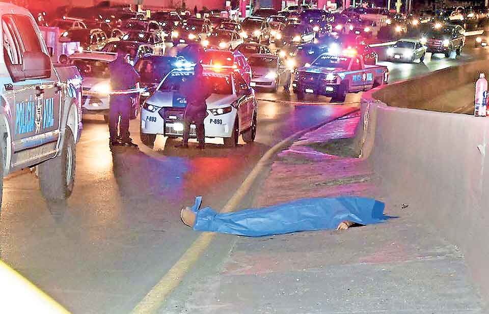 Muere mujer tras caer con sus hijos de puente vehicular en Chihuahua - caida-mujer-chihuahua1