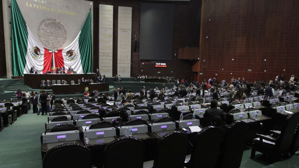 Diputados pretenden bajar sueldo a trabajadores de limpieza