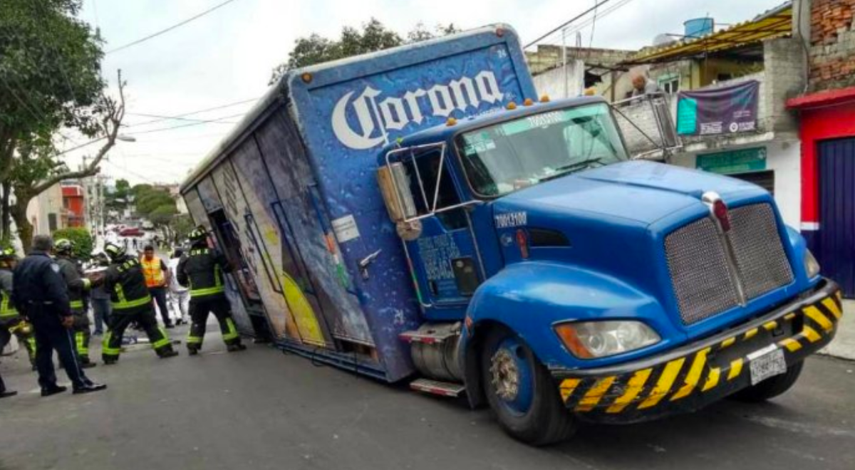 Camión de cerveza se hunde en socavón