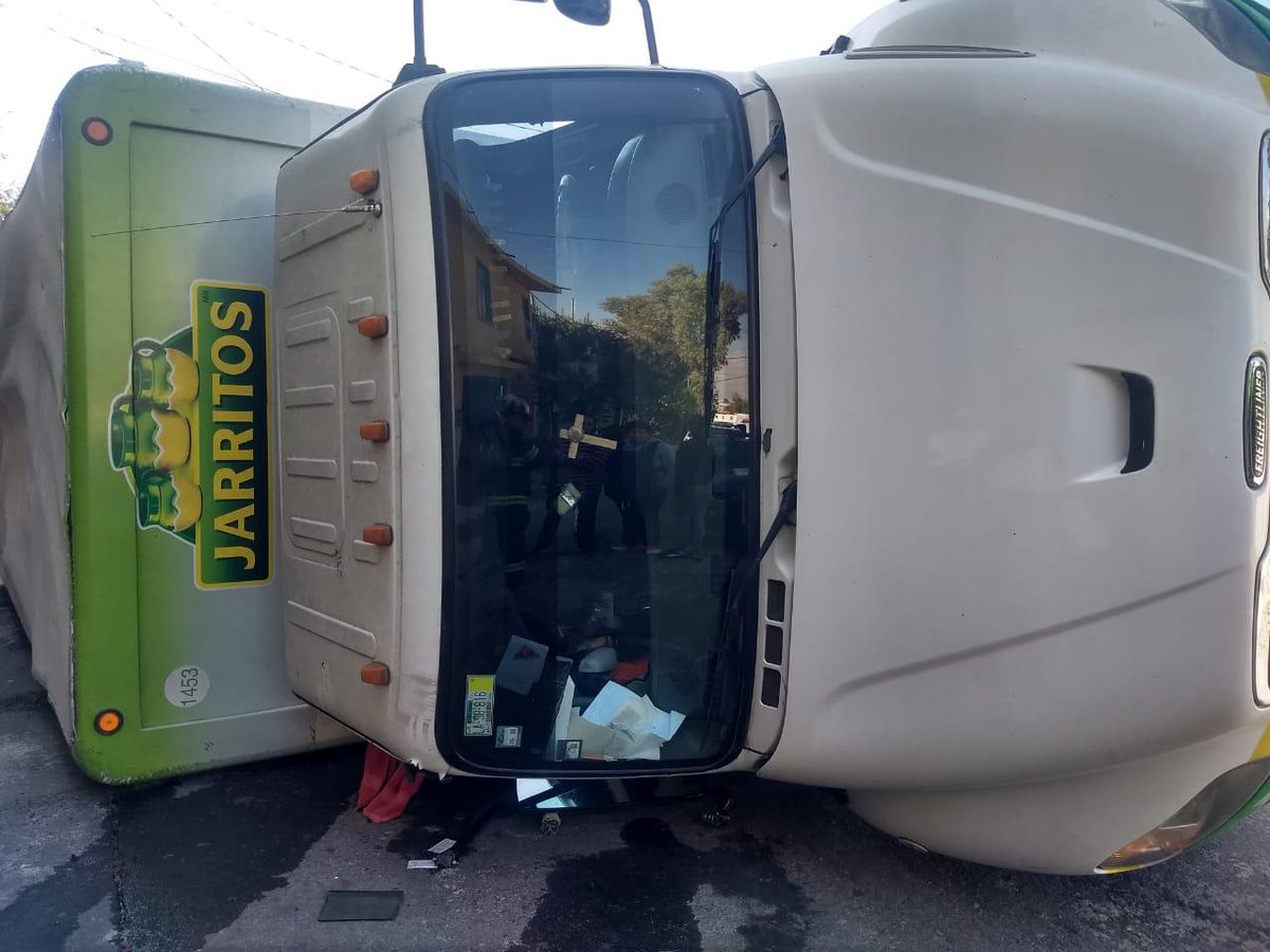 Camión de Jarritos vuelca en Iztapalapa - camion-de-jarritos-volcadura