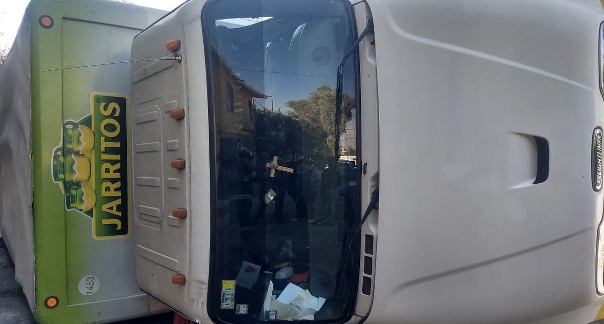 Camión de Jarritos vuelca en Iztapalapa