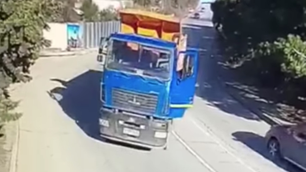 #Video Camión pierde el control y cae sobre un parque acuático