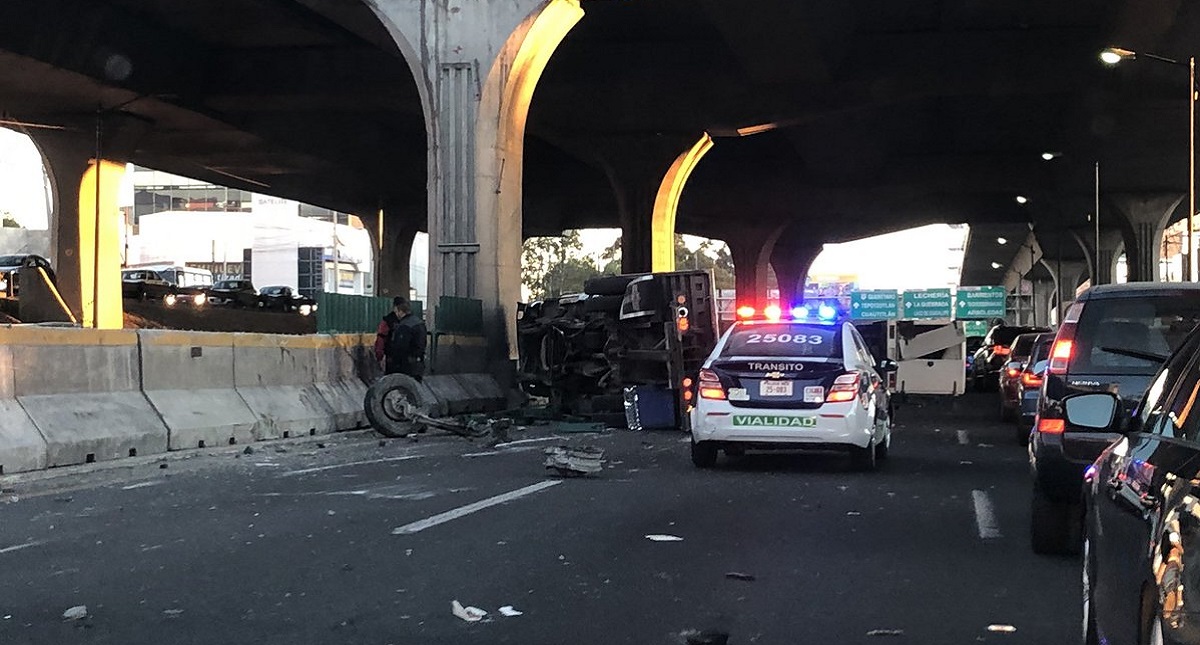 Cierran Periférico Norte por accidente - camioneta-de-carga-volcada-sobre-periferico-norte