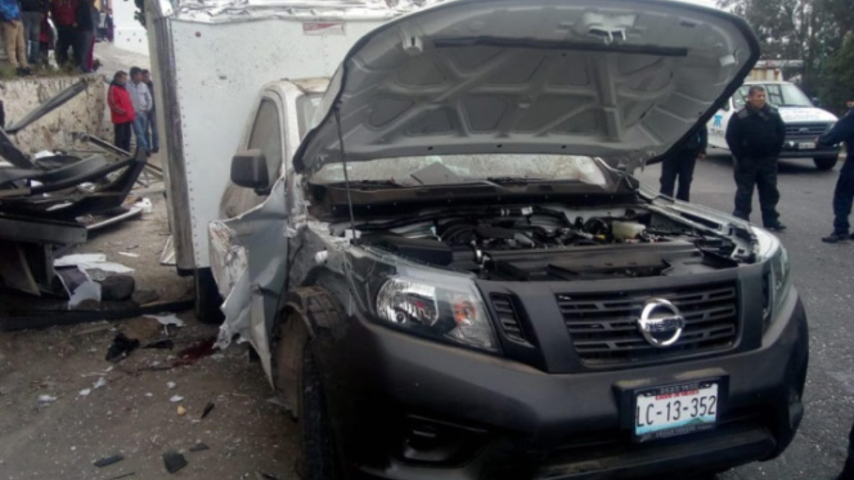 Camioneta atropella a dos personas en Naucalpan
