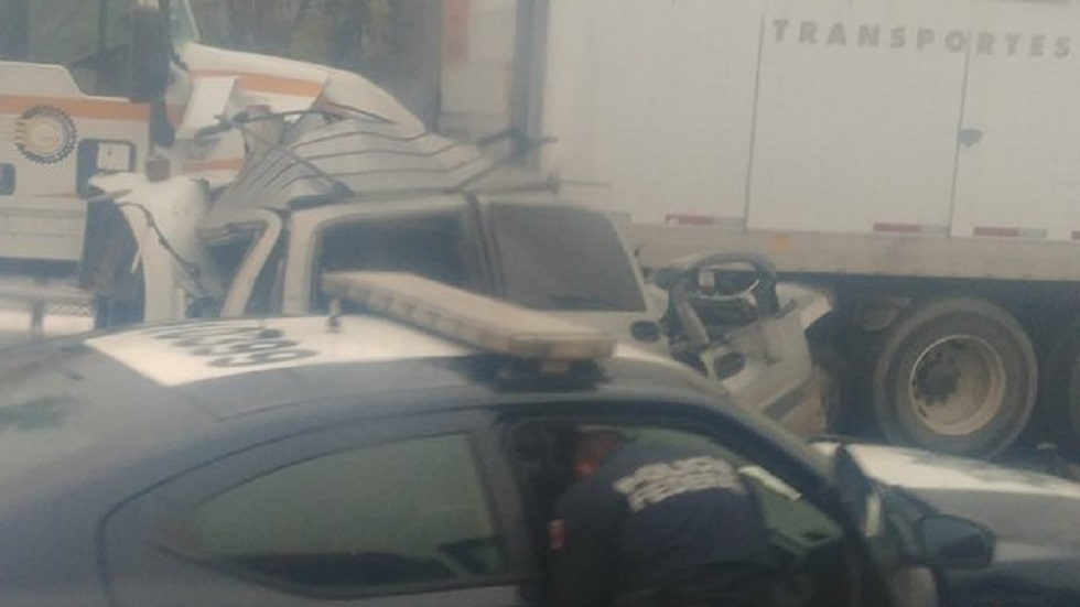 Dos personas mueren prensadas en accidente sobre la México-Querétaro
