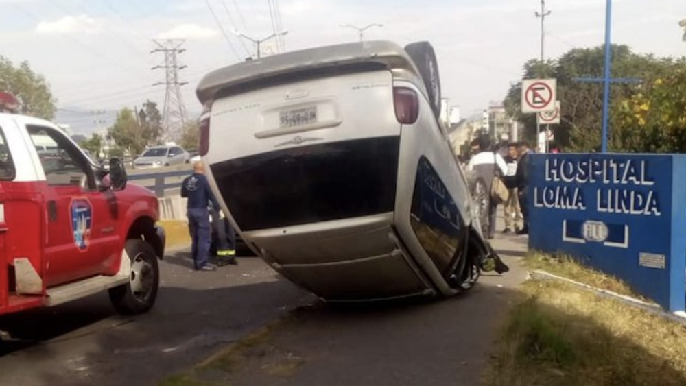 #Video Camioneta intenta rebasar a transporte de carga y vuelca